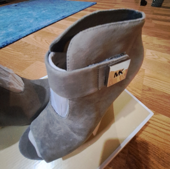 Michael kors davenport gray suede bootie size 8 - Picture 2 of 4
